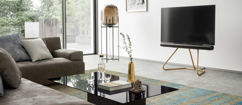 Saca más partido al sonido con una barra de sonido Interior moderno con un televisor integrado en un soporte para TV con barra de sonido.