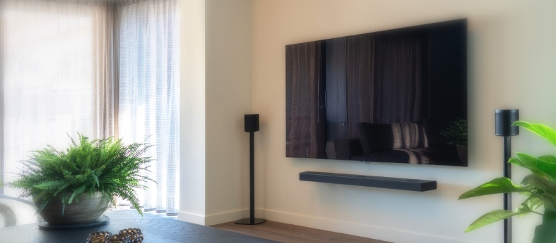 Barra de sonido colocada debajo de un televisor moderno