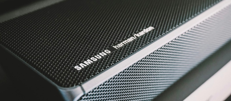 Vista detallada de la rejilla y el logotipo de una soundbar Samsung