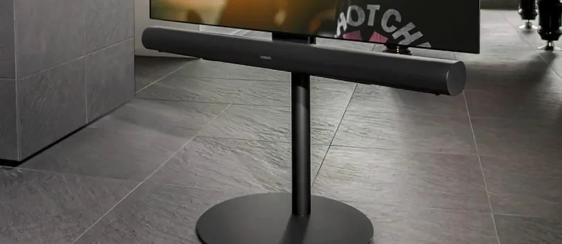 La barra de sonido se suspende debajo del televisor mediante un soporte de TV.